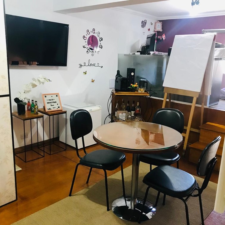 Sala de reunião da Evidência Comunicação com mesa redonda