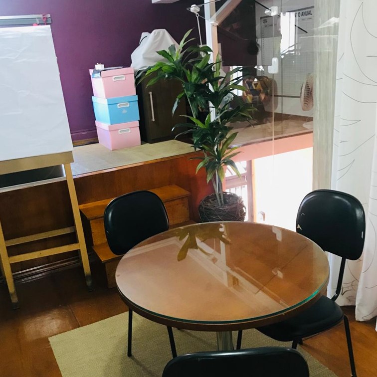 Espaço de reuniões com luz natural no escritório da Evidência